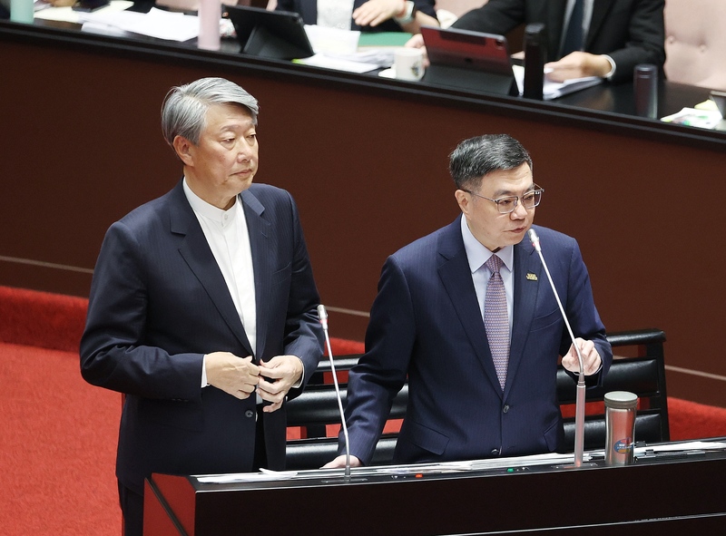 行政院長卓榮泰（右）1日赴立法院施政報告，與經濟部長郭智輝（左）列席備詢。立委就產業用電調漲是否連帶影響物價等議題進行質詢。(圖：中央社)
