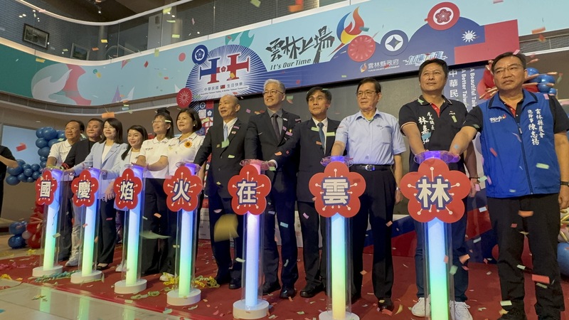 雲林縣國慶焰火活動籌備辦公室1日舉行宣傳記者會，立法院長、國慶籌備委員會主委韓國瑜（右6）和雲林縣長張麗善（右7）等人出席，除公布當天表演卡司，並預告焰火秀長達40分鐘、近3萬發焰火，還首度搭配浮空投影。 (圖：中央社)