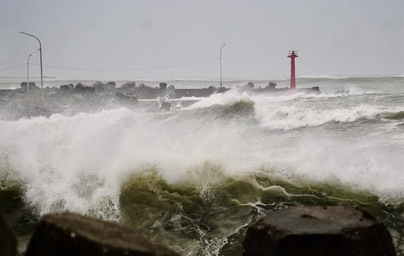 山陀兒颱風從高雄登陸。圖攝於高雄梓官蚵仔寮海堤。(資料照/中央社)