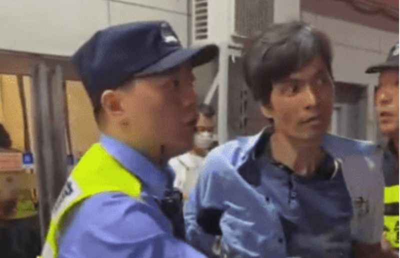 涉嫌在上海市超市殺人的嫌犯被民警逮捕。(網路圖片)