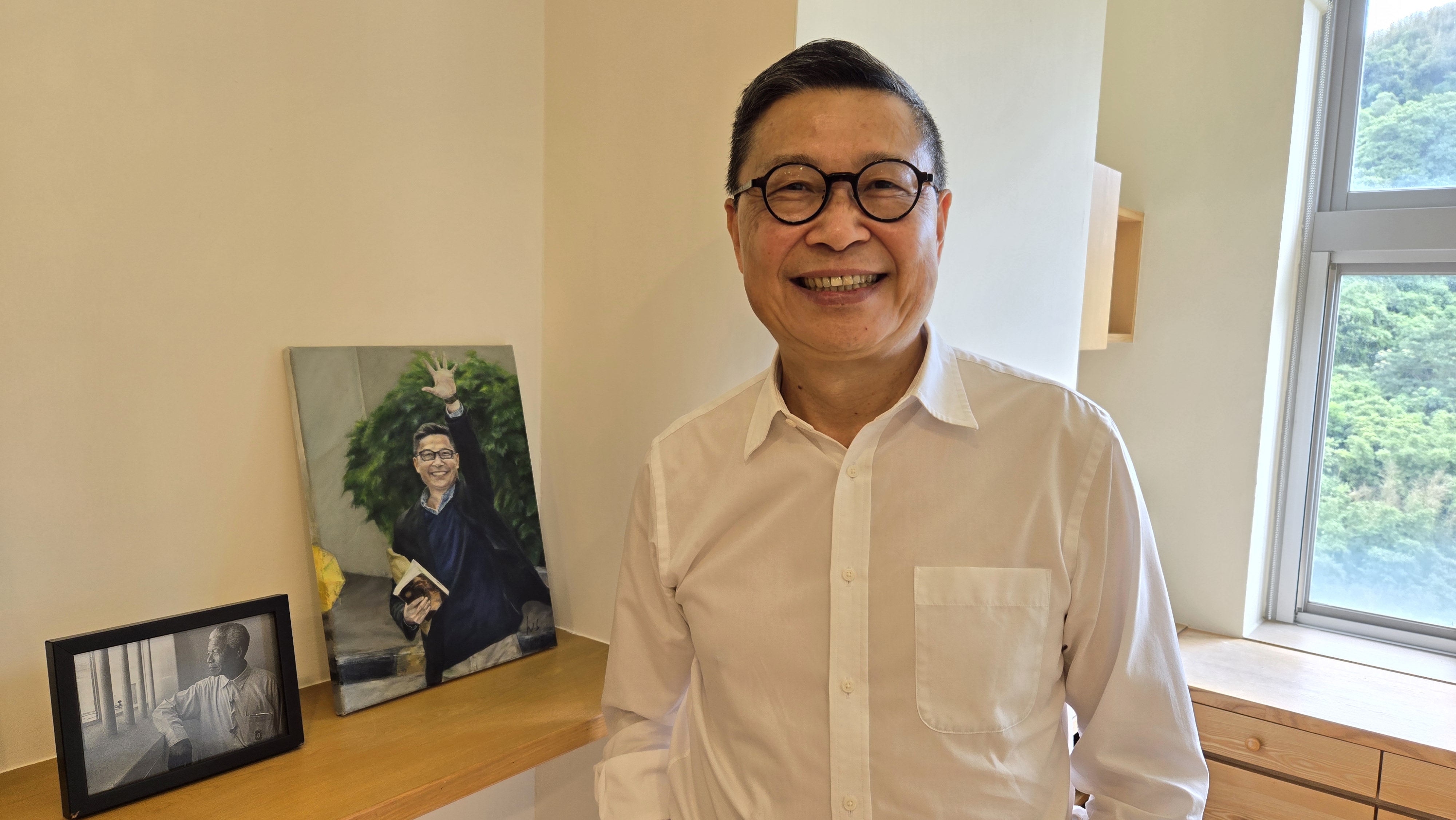 學者陳健民曾因香港佔中案，遭判處16個月刑期，他服刑期滿出獄時向眾人招手，同時也想傳達「五大訴求，缺一不可」的理念，他的學生將這一幕畫下來，也就是照片中陳健民身旁的那幅畫。(程寬仁 攝)