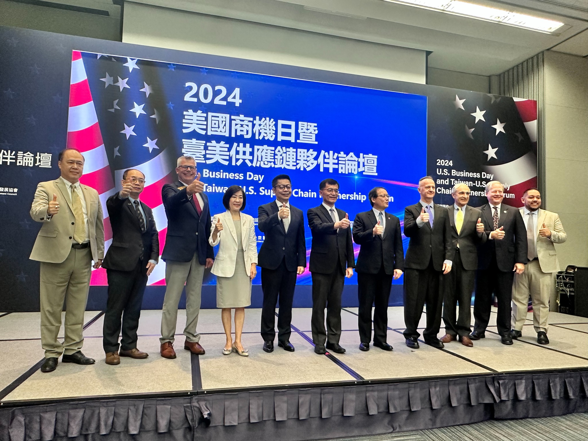 經濟部次長何晉滄(左6)、經濟部國際貿易署署長江文若(左4)出席2024美國商機日暨台美供應鏈夥伴論壇。（謝佳興 攝）