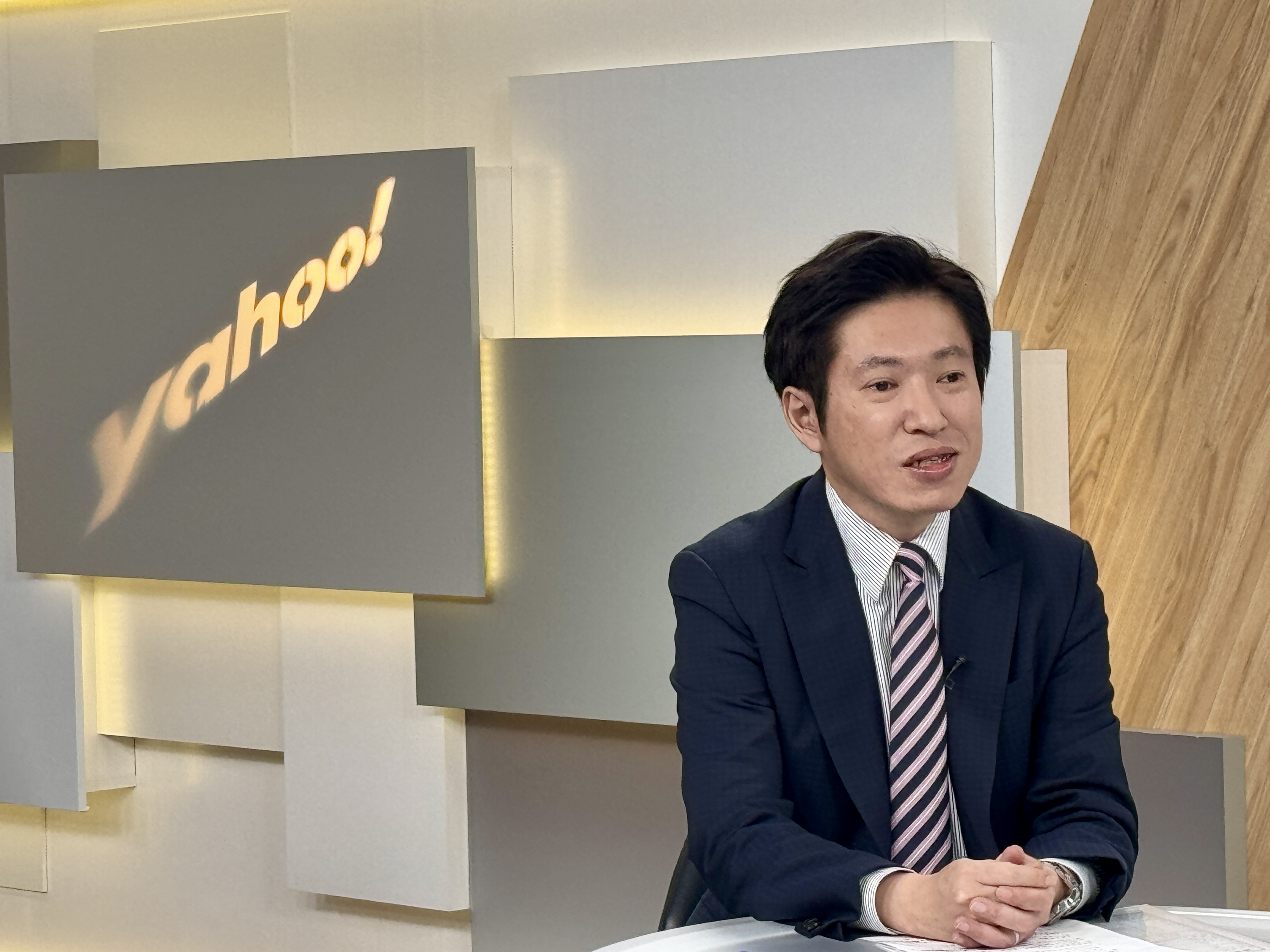 總統府副秘書長張惇涵接受網路節目專訪，還原賴清德總統與晉任將官茶敘的情況。(Yahoo TV《齊有此理》提供)