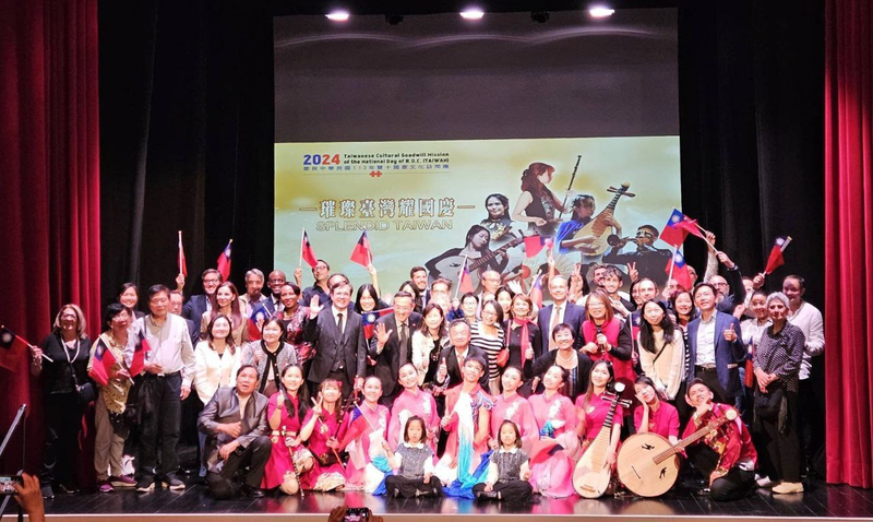 「當代樂坊」2日晚間在羅馬智慧大學（University of Rome La Sapienza）的「Ateneo」劇場盛大演出，台僑界總動員積極參與，吸引近200人參與盛會。（駐義大利代表處提供） (圖：中央社)