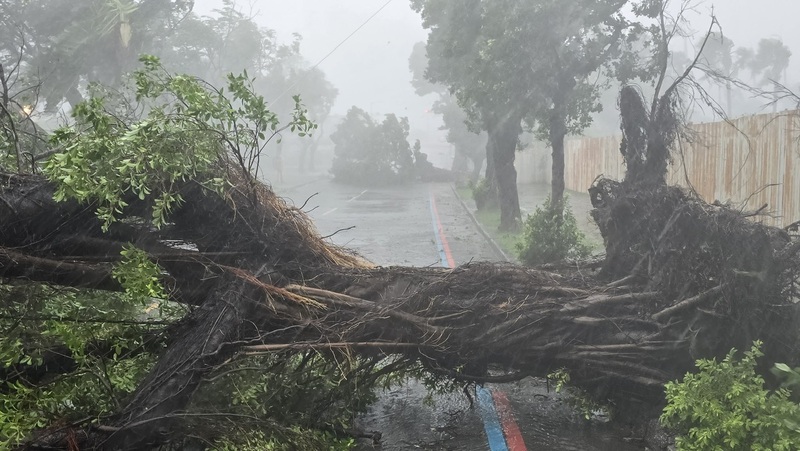 颱風山陀兒2024年襲台，因行進速度緩慢加上強大風雨，重創南臺灣，其中又以高雄最為嚴重。資料照片 (圖：中央社)