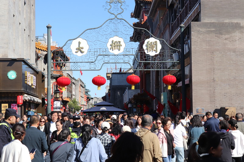 圖為北京前門大柵欄的人潮。 (圖：中央社)