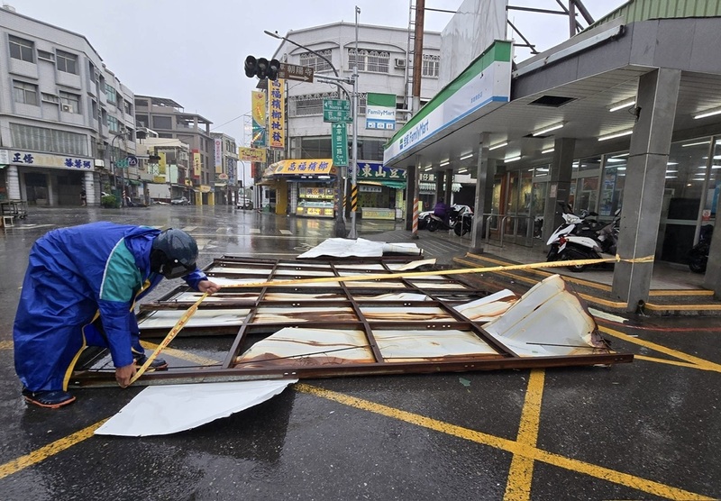 颱風山陀兒侵襲台灣，高屏地區風強雨驟。圖為高雄小港區多處招牌被強風吹落。 (圖：中央社)