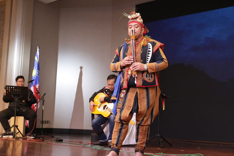 駐馬來西亞台北經濟文化辦事處3日舉行國慶酒會，圖為原住民鼻笛音樂家暨第30屆金曲獎得主佶佬（Gilra Gilrao，杜振勇）（右）與大馬當地樂手表演。(圖：中央社)