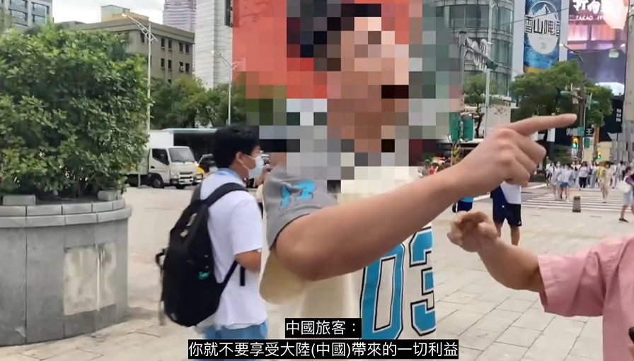「十一行動團隊」1日在台北西門宣講，遭兩名中國大陸遊客破壞現場布置，並出言挑釁。(圖 : 香港邊城青年臉書)