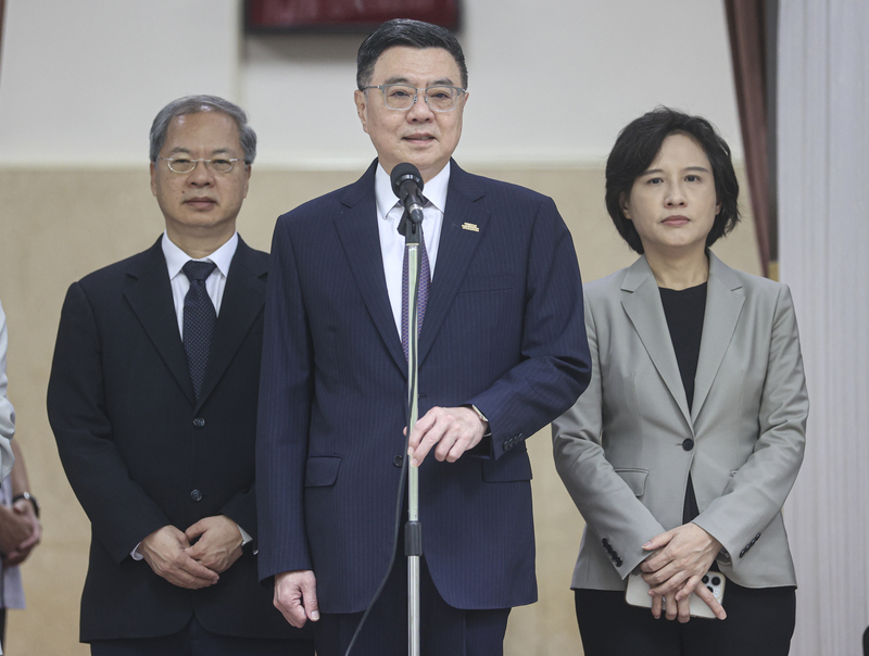 行政院長卓榮泰（中）4日上午與行政院副院長鄭麗君（右）、行政院祕書長龔明鑫（左）一同赴立法院報告備詢，會前接受媒體聯訪回應提問。（圖：中央社）