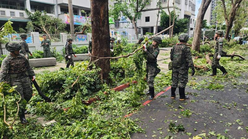 有名嘴批評北高救災兵力落差大，陸軍聲明反駁嚴重偏頗不實，呼籲刻意製造對立話題。圖為山陀兒颱風時，國軍八軍團投入高雄救災。 (圖：中央社)