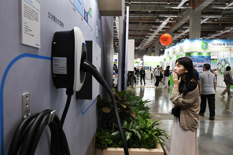 最新調查顯示，2024年全球公共充電樁成長放緩，其中以韓國年增39%，成長率最高。圖為民眾仔細觀看廠商展示的交流充電樁。(圖：中央社)