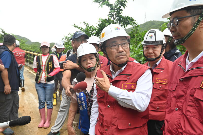 新北市北海岸地區連日降下大雨，淹水災情嚴重，市長侯友宜(前右2)8日呼籲中央，在治水方面給新北多多支持。資料照。(圖：中央社)