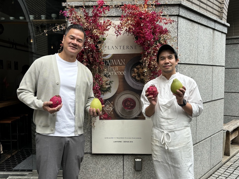 台灣紅肉火龍果今年7月正式出口日本，農業部與台灣貿易中心（TAITRA）4日公開由日本女星MEGUMI和主廚丸山智博（右）共同設計的特別菜單，台灣貿易中心東京事務所所長鄧之誠（左）到場品嚐。 (圖：中央社)