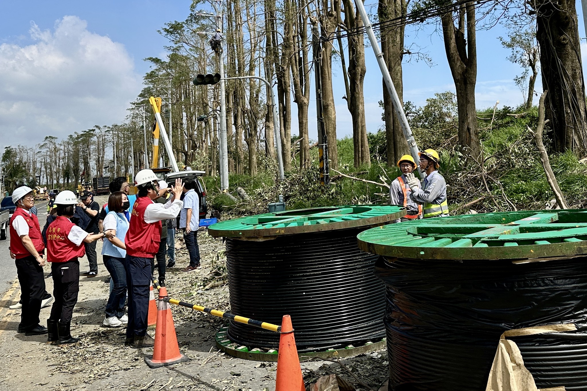 高雄市長陳其邁表示，台電已從全國調人力南下支援，不分日夜加緊搶修。(圖：陳其邁臉書)