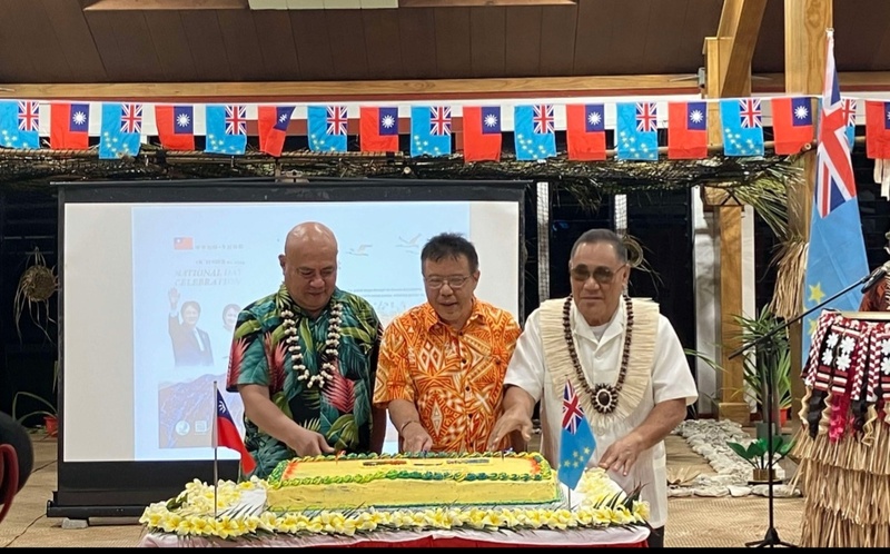 駐吐瓦魯大使館舉辦慶祝中華民國(台灣)建國113周年酒會，駐吐瓦魯大使林東亨(中)與吐瓦魯總督法拉尼(右)、吐瓦魯總理泰歐(左)共同切國慶蛋糕。(圖：中央社)
