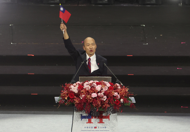 113年國慶晚會5日晚間在台北大巨蛋舉行，國慶籌備委員會主任委員暨立法院長韓國瑜出席致詞，並高舉、揮舞手中的中華民國國旗。(圖：中央社)