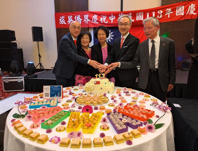 「旅英僑界慶祝中華民國113年國慶」晚會4日於倫敦舉行，駐英國代表姚金祥（右2）、駐英代表處僑務組組長陳世池（右1），以及僑界國慶活動籌備會主任委員胡國玉（左1）等資深僑民代表共同切蛋糕慶賀。 (圖：中央社)