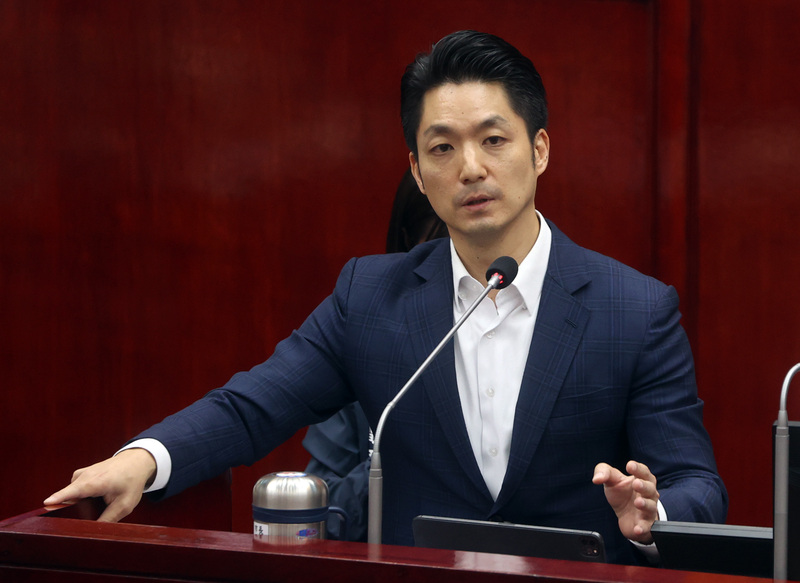 台北市長蔣萬安7日下午到議會進行施政報告和備質詢，多名市議員關切何時勒令京華城停工，蔣萬安強調，做任何行政裁處都會依法行政，所以須先釐清繼續施工有無妨礙法院扣押或假處分效力。 (圖：中央社)