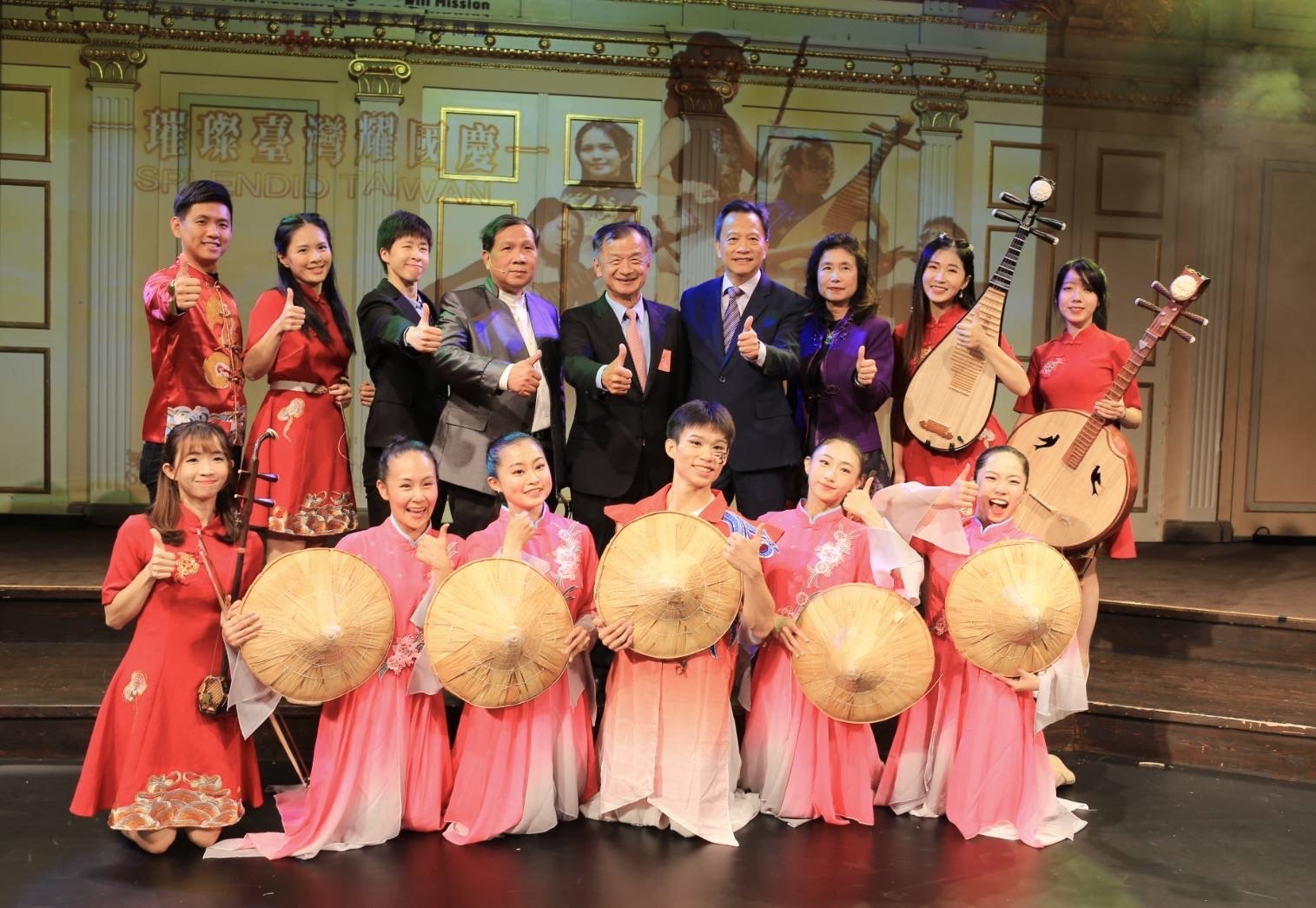 陸委會前主委邱太三(左五)領軍113年國慶文化訪問團「當代樂坊」全體與駐瑞典代表谷瑞生(右四)等人演出後合影。(駐瑞典代表處提供)