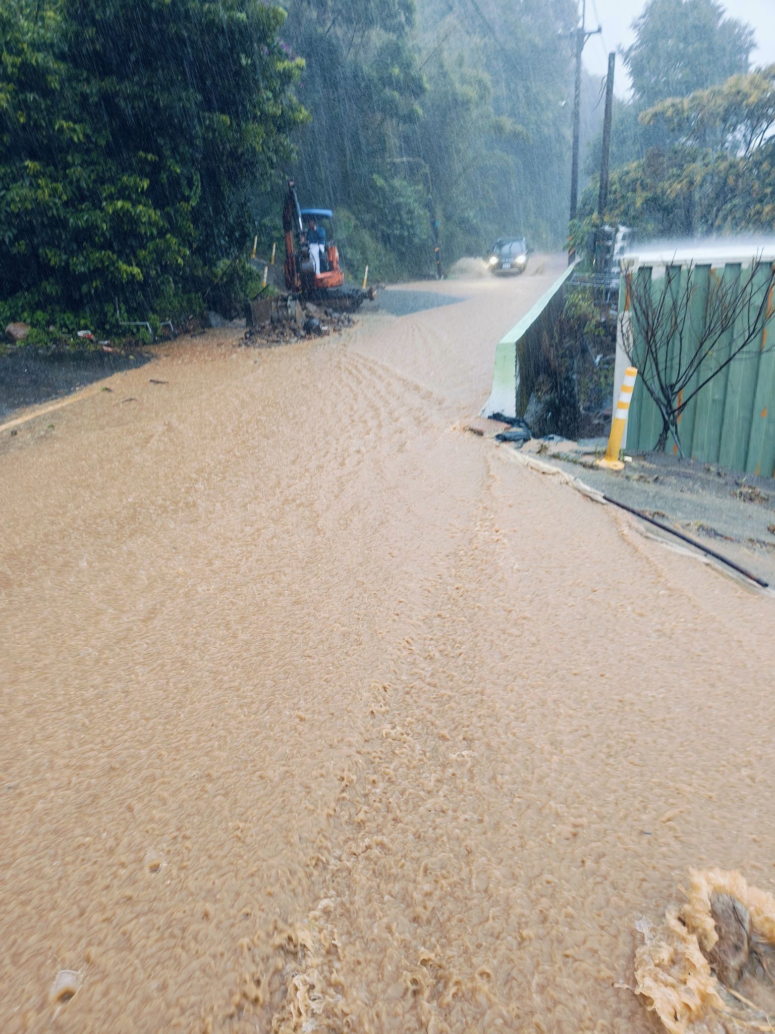 新北市三芝區八賢里又開始淹起土黃色泥水。(臉書)