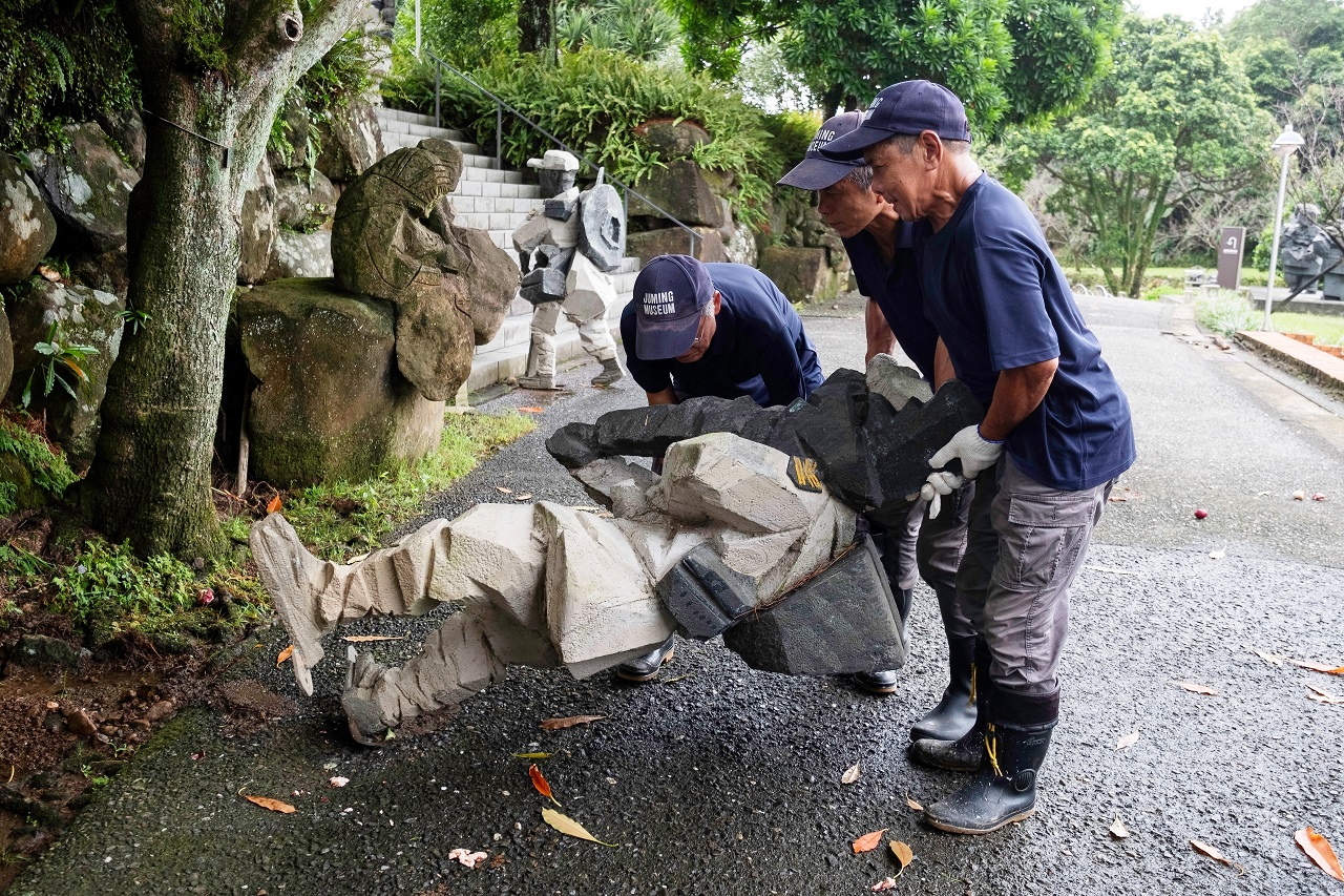 山陀兒颱風外圍環流帶來的豪大雨重創金山，朱銘美術館未能倖免，園區內外都有作品受損。(朱銘美術館提供)