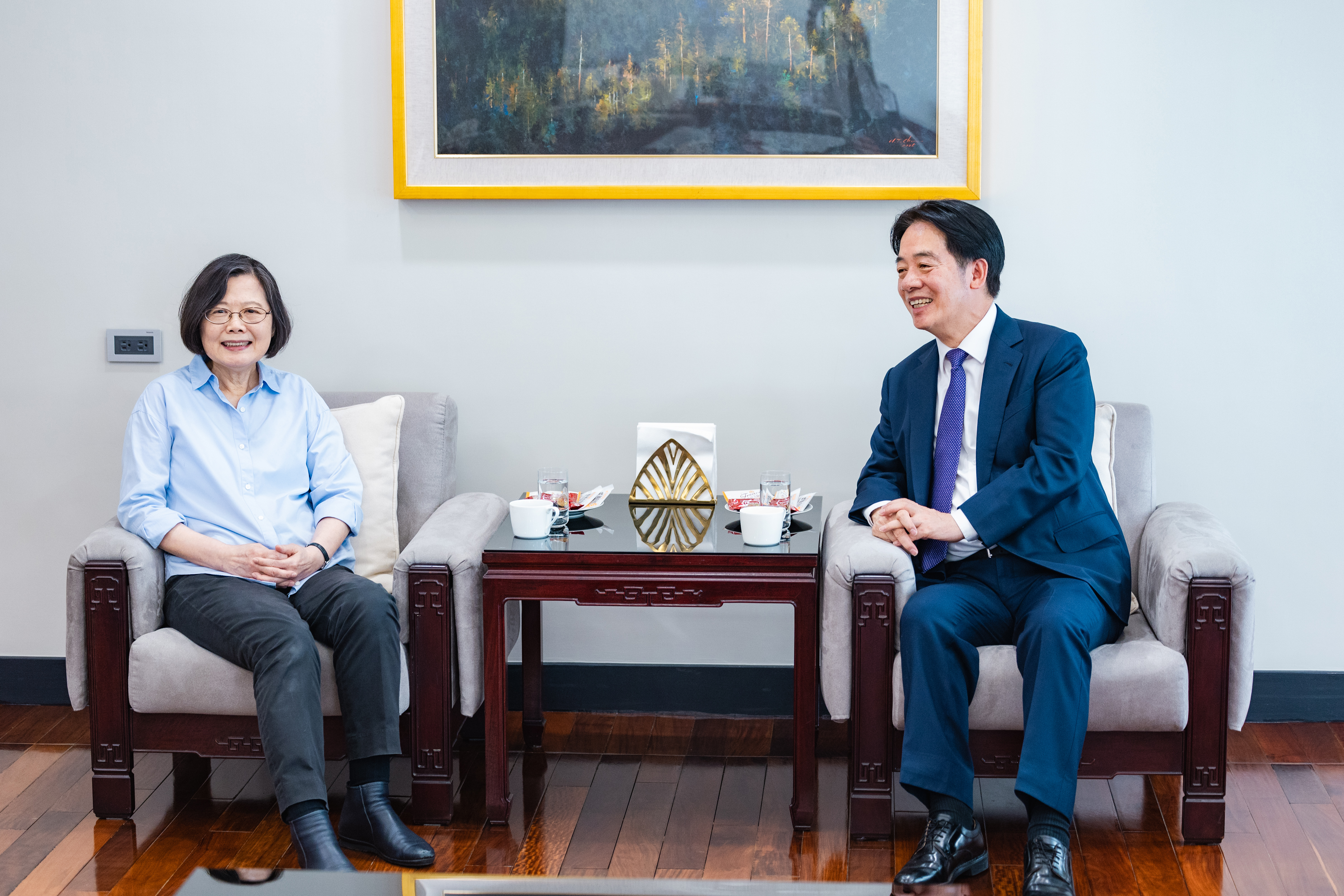 前總統蔡英文(左)6日到總統官邸拜會賴清德總統，討論訪歐行並針對國政交換意見，這也是520交接後兩人首度「同框」。(總統府提供)