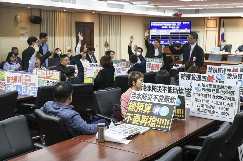 立法院程序委員會8日開會，排定11日至15日院會議程，國民黨團提案將總預算案等案暫緩列案，表決時民進黨立委雖反對，但藍白仍挾人數優勢勝出。(圖：中央社)