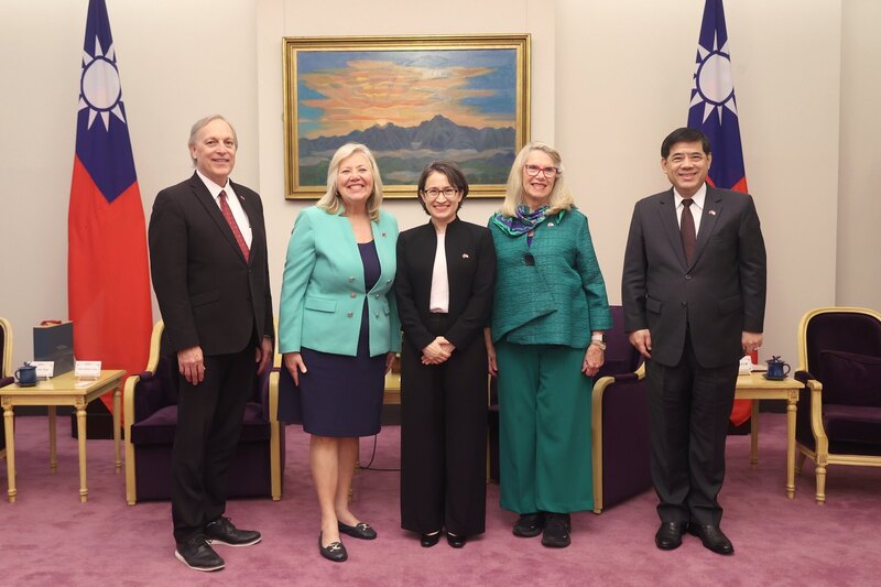 副總統蕭美琴（中）8日接見「美國聯邦眾議員勒斯科（Debbie Lesko）訪問團」，感謝訪賓遠道而來支持台美堅實的夥伴關係。（總統府提供/中央社)