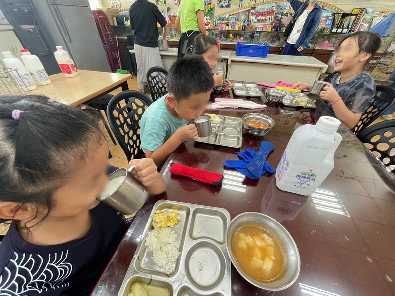 針對地方政府反應「班班有鮮乳」政策執行困難，訂不到乳源、缺冷鏈設備等，卓揆要求農業部一周內噢地方溝通改善。圖為學童營養午餐搭配鮮乳飲用情形。（新北教育局提供） (圖：中央社)