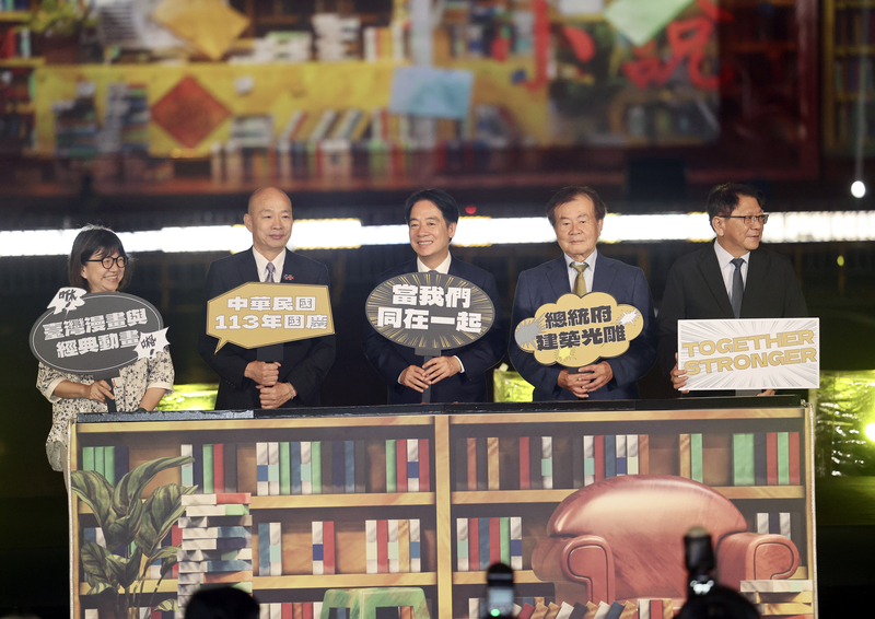 2024國慶總統府建築光雕展演主題為「當我們同在一起」，總統賴清德（中）、立法院長韓國瑜（左2）、總統府秘書長潘孟安（右）、文化總會副會長江春男（右2）、文化部次長李靜慧（左）8日晚間出席點燈儀式。 (圖：中央社)