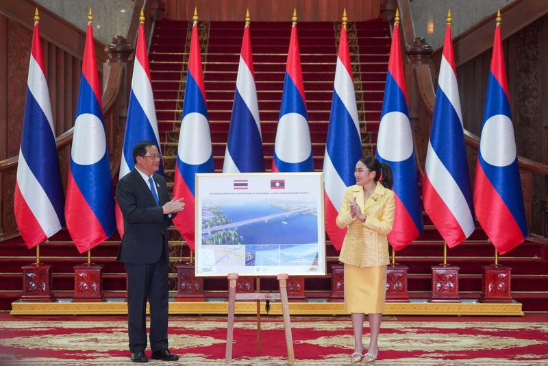 泰國總理貝東丹（右）8日在寮國首都永珍和寮國總理西潘敦（左）會面，雙方就彼此關心的議題交換意見。（泰國總理府提供） (圖：中央社)