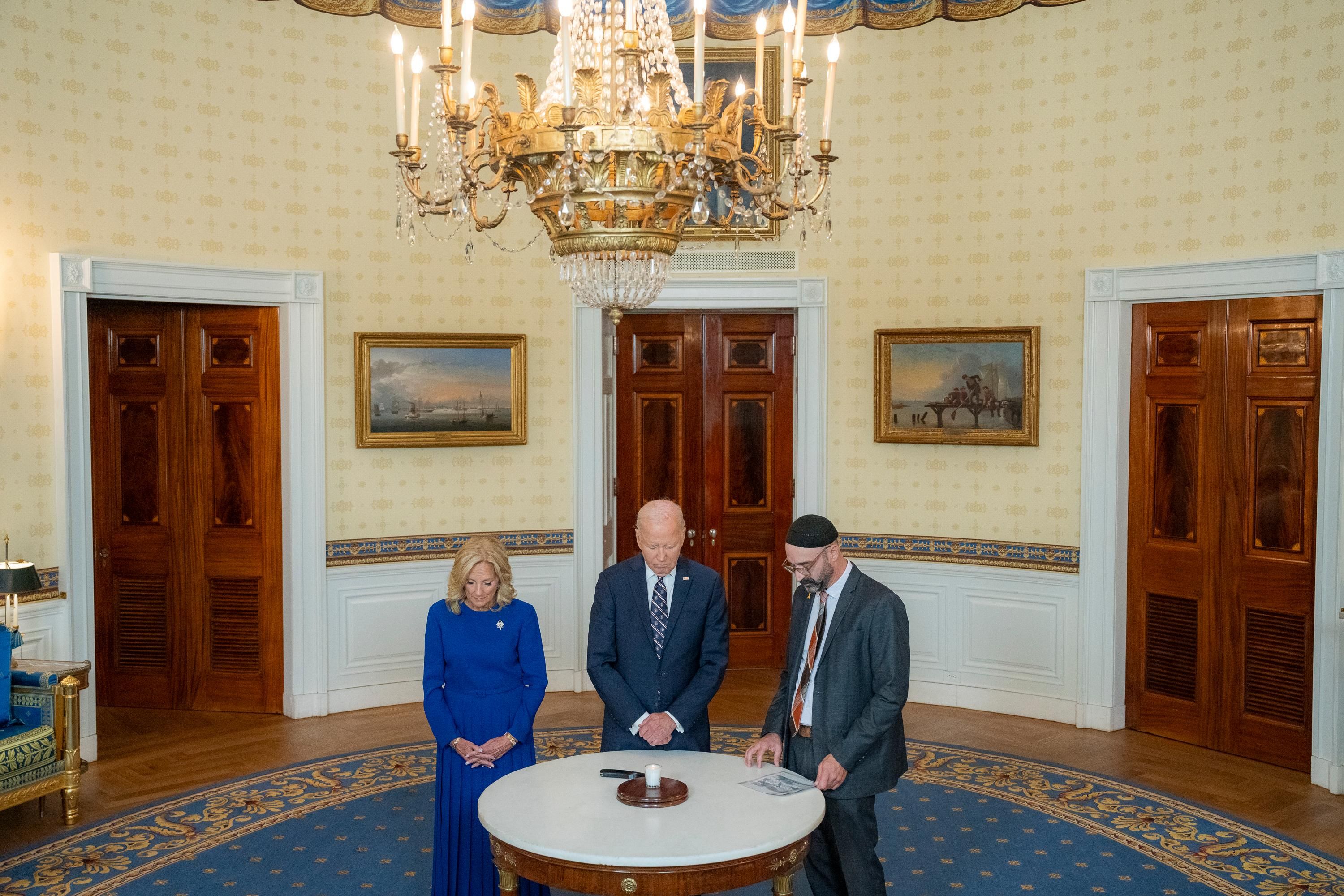 美國總統拜登和夫人吉兒7日在白宮藍廳悼念哈瑪斯(Hamas)去年10月7日攻擊以色列屆滿1週年。 (圖:@POTUS)