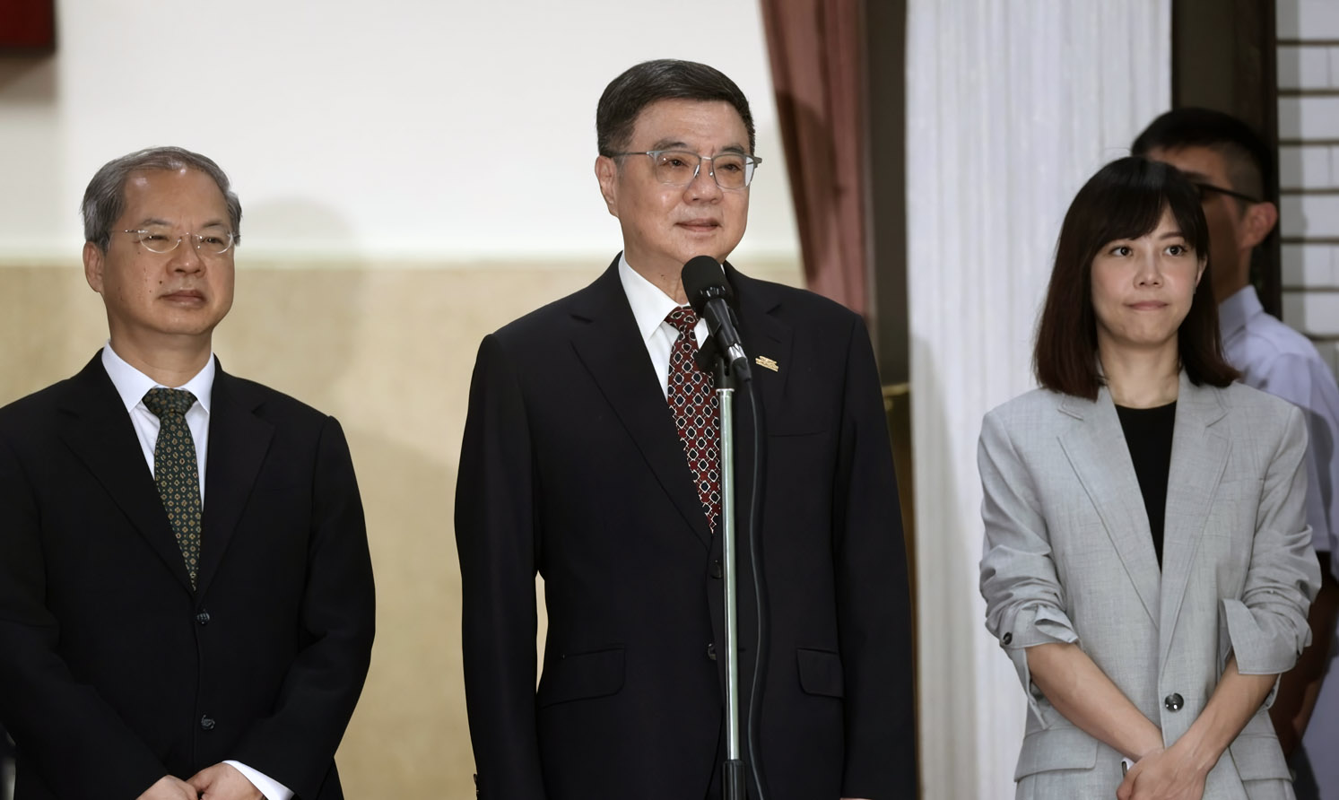 針對中共將在雙十國慶發射火箭、經過台灣防空識別區，行政院長卓榮泰(中)8日對此表示，希望中國能有所節制。(圖：中央社)