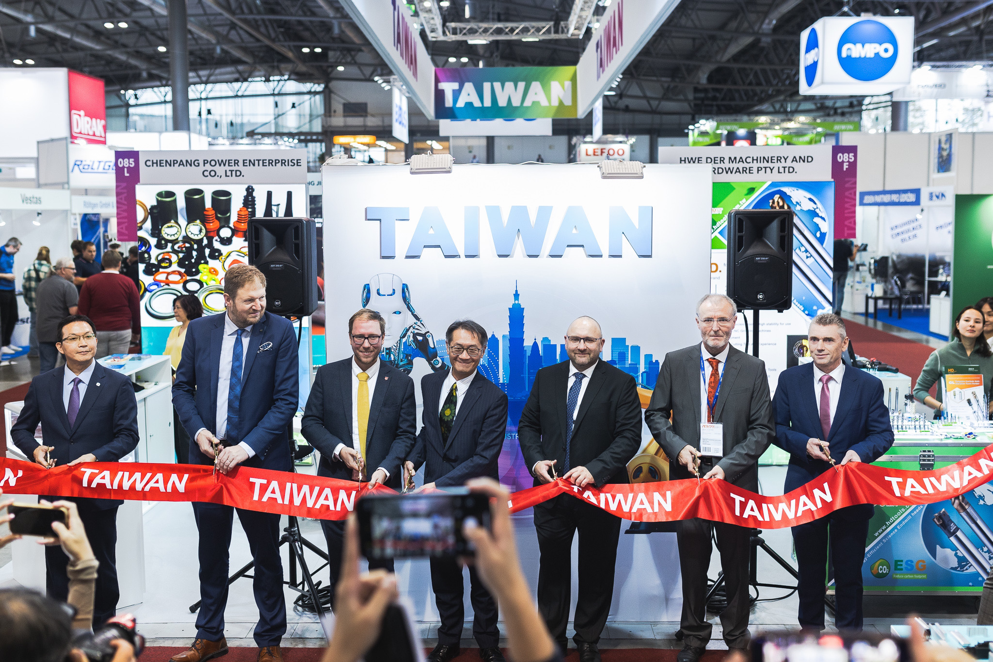 2024年捷克布魯諾國際工業展台灣館開幕，駐捷克代表柯良叡(右4 )、貿協華沙台貿中心吳春見主任(左1)、捷克貿工部歐盟與外貿總司長David Müller(左2)等人皆出席剪綵。(貿協提供)