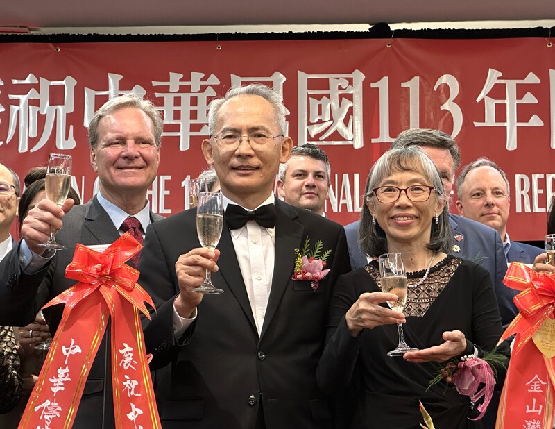 駐舊金山辦事處8日舉辦國慶酒會，處長賴銘琪（中，黑領結者）夫婦舉杯祝賀。 (圖：中央社)