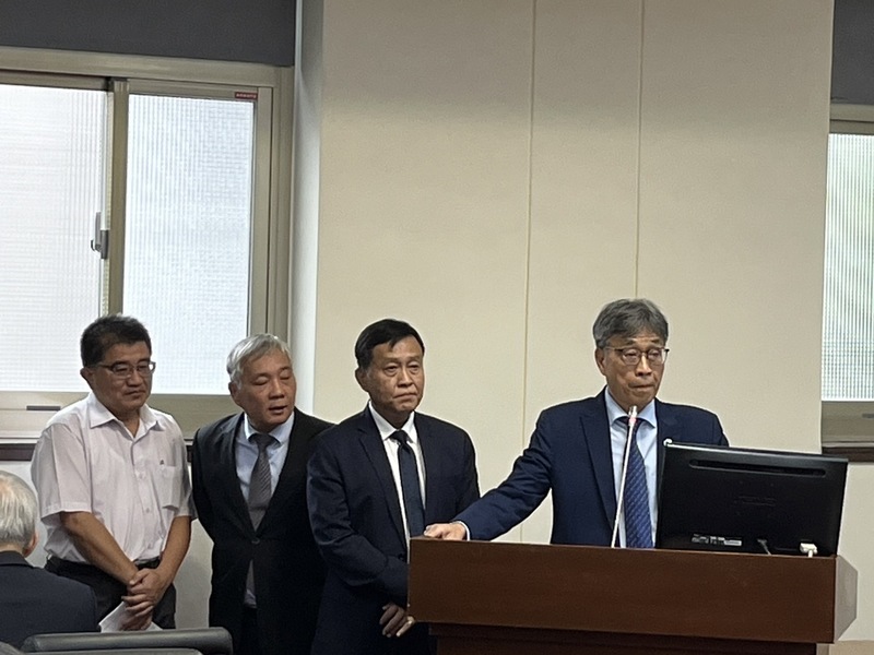 颱風凱米、山陀兒接連對農業縣市致災，高雄市、屏東縣政府提報全品項救助。農業部長陳駿季(右)9日列席立法院經濟委員會，他表示，召開專家會議後最快9日公告，並會滾動式檢討救助金額。(圖：中央社)