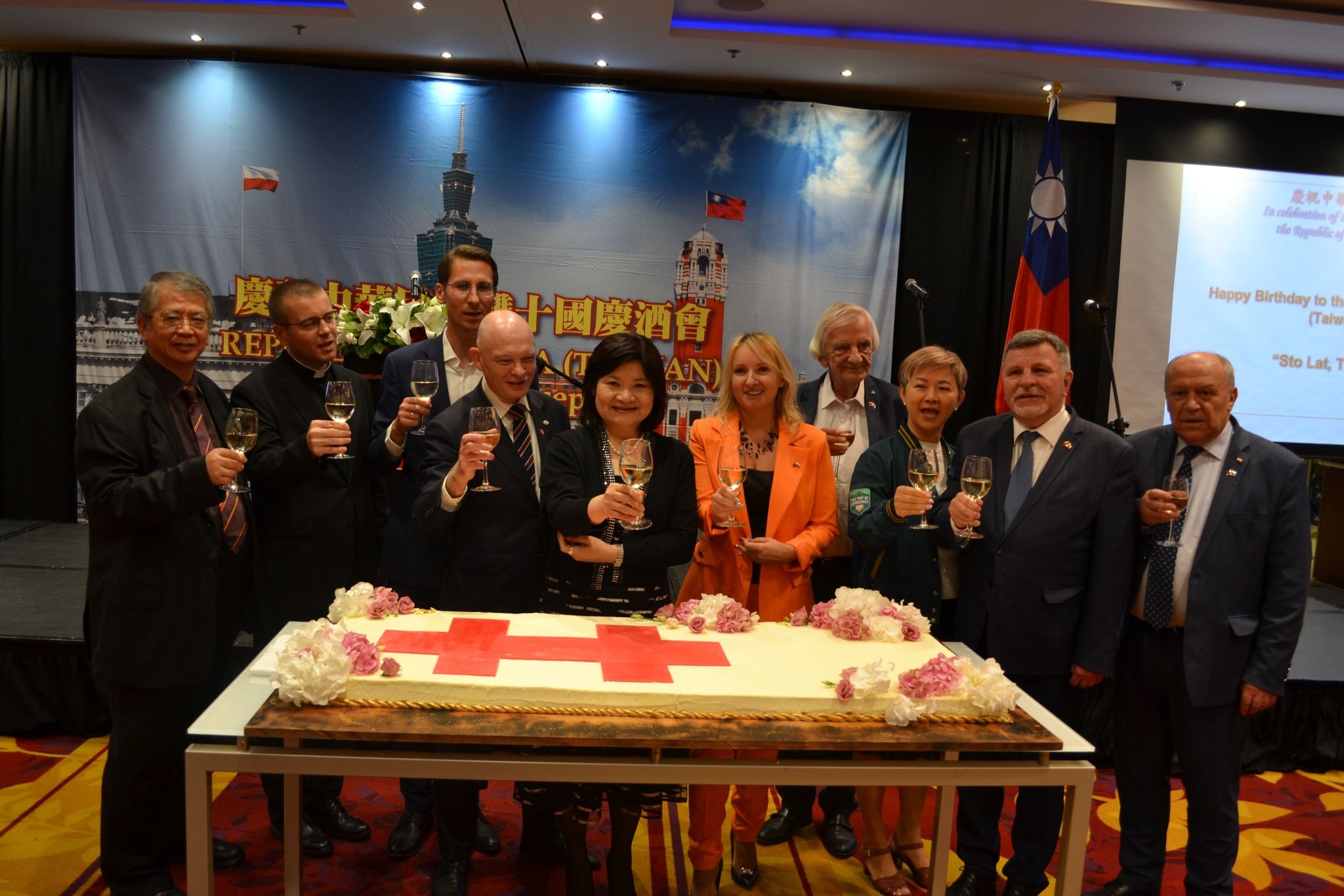 我駐波蘭代表處國慶酒會在華沙市總統酒店(Presidential Hotel)舉行，副代表胡韻芳與與會貴賓同賀台灣國慶。(FB/@TaiwaninPoland)