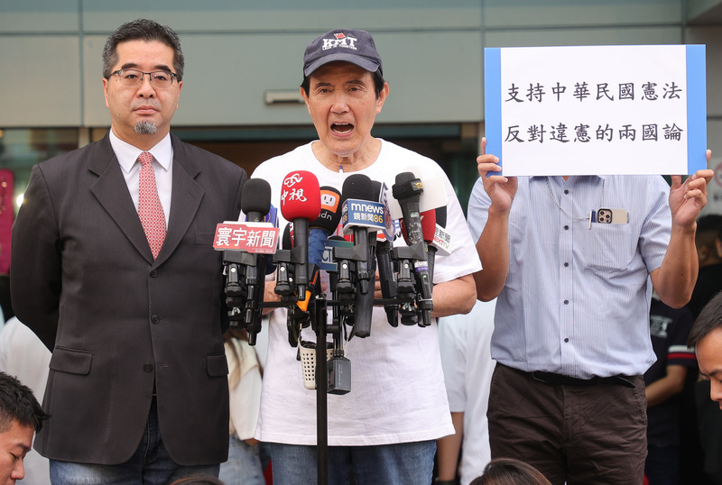 前總統馬英九(左2)10日到國民黨中央黨部前廣場參加升旗典禮。左為馬英九基金會執行長蕭旭岑。(圖：中央社)