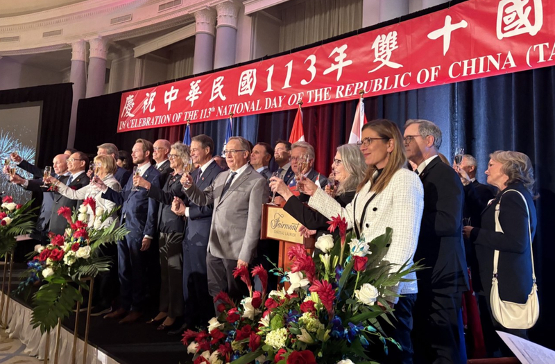 駐加代表曾厚仁夫婦與參與國慶酒會的加國政要友人舉杯同賀，祝台加友誼長存。（駐加拿大代表處提供）(圖：中央社)