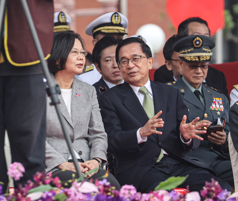 中華民國中樞暨各界慶祝113年國慶大會10日在總統府前廣場舉行，前總統蔡英文(前左1)與陳水扁(前左2)出席觀禮，席間兩人寒暄、交談。(圖：中央社)