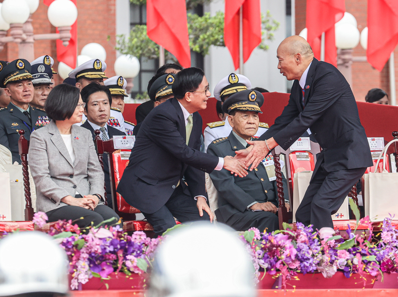 中華民國中樞暨各界慶祝113年國慶大會10日在總統府前廣場舉行，立法院長韓國瑜(前右)與前總統陳水扁(前左2)握手寒暄。前左為前總統蔡英文。 (圖：中央社)