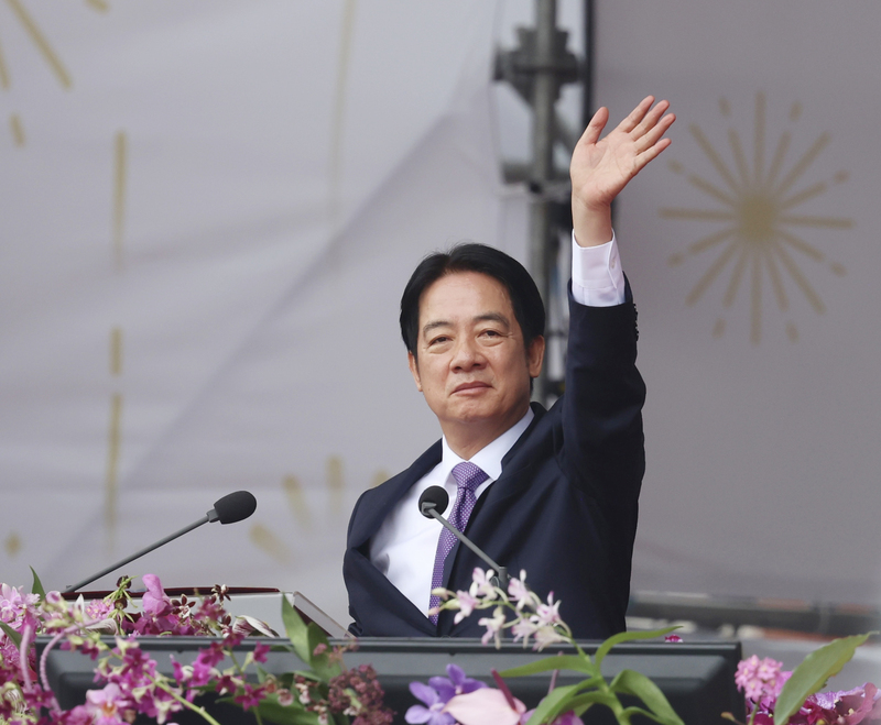 總統賴清德發表國慶演說，並向現場群眾揮手致意。(圖：中央社)