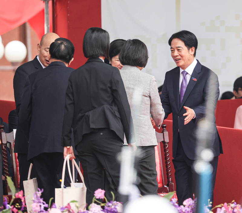 113年國慶大會10日上午9時起在總統府前登場，總統賴清德(前右)與前總統蔡英文(右2)、陳水扁(前左1)等人同台，寒暄致意，並在演說中表達感謝。 (圖：中央社)