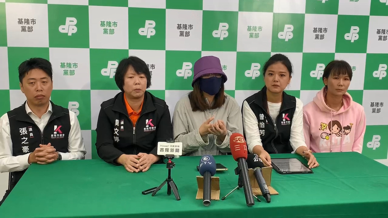 罷免基隆市長謝國樑投票將在13日舉行，民進黨基隆市議員張之豪(左起)、鄭文婷、陳宜(右起)、曾怡芳10日陪同拆樑志工陳姓女子(中)舉行記者會，陳女淚訴孩子的個資遭公布，不管發生什麼事，但扯到孩子就是不行，她要問謝國樑這是有愛的城市嗎。 (圖：中央社)