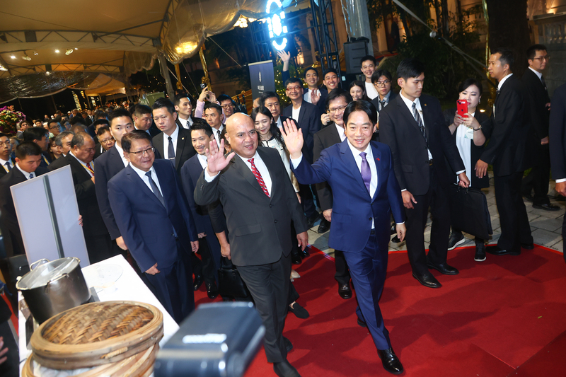 中華民國113年國慶酒會10日在台北賓館舉行，總統賴清德(前右)出席，陪同吐瓦魯國總理泰歐(前左)品嚐台灣特色美食，兩人進場時揮手向現場媒體致意。(圖：中央社)