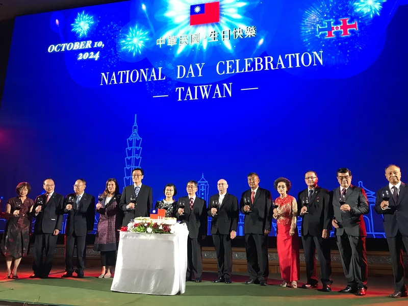 駐泰代表處10日晚間舉行「中華民國113年國慶酒會」，由駐泰代表張俊福（中）主持。圖為張俊福和各界來賓合照。(圖：中央社)