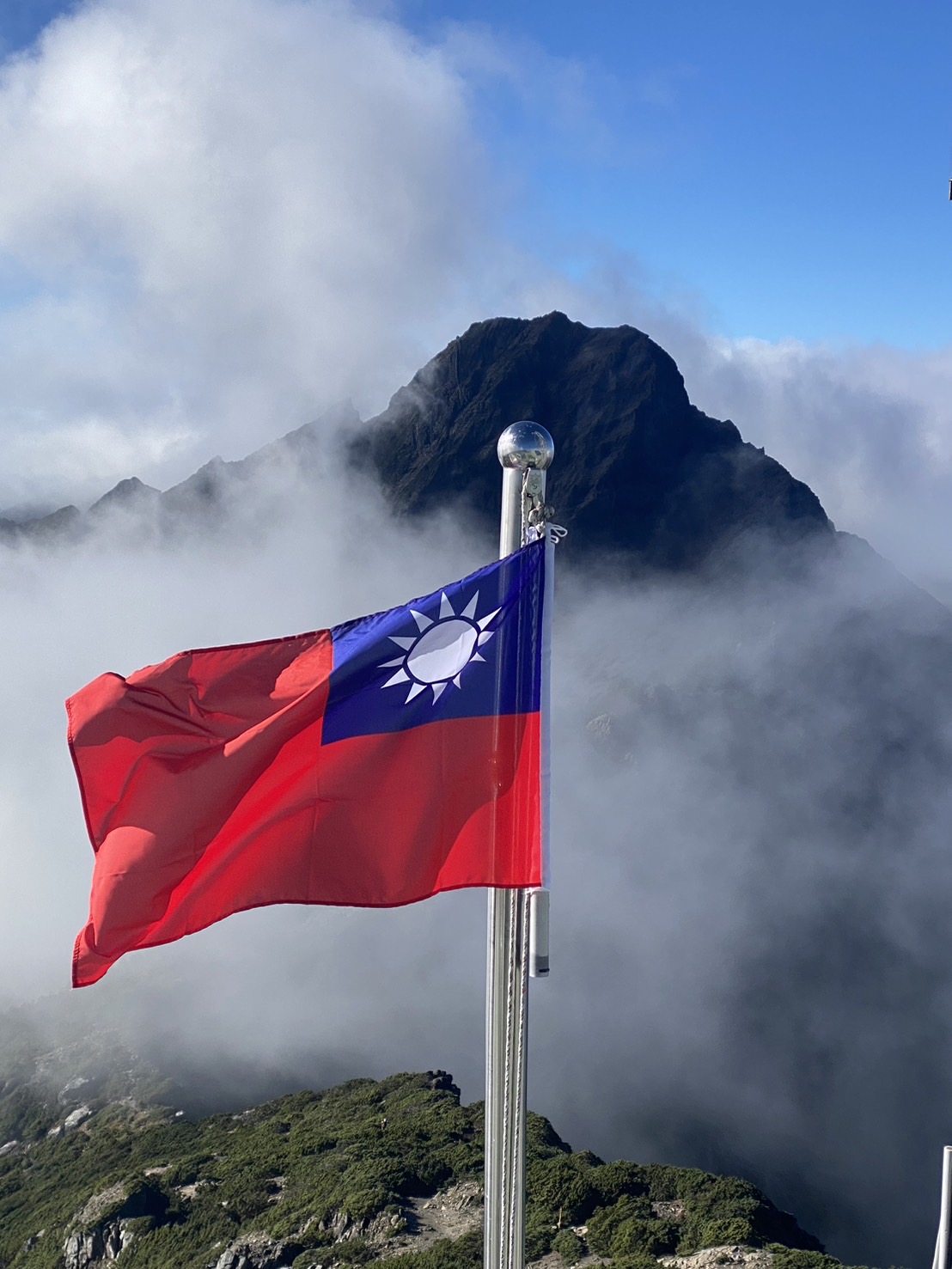 玉山氣象站飄揚中華民國國旗。(玉山氣象站提供)