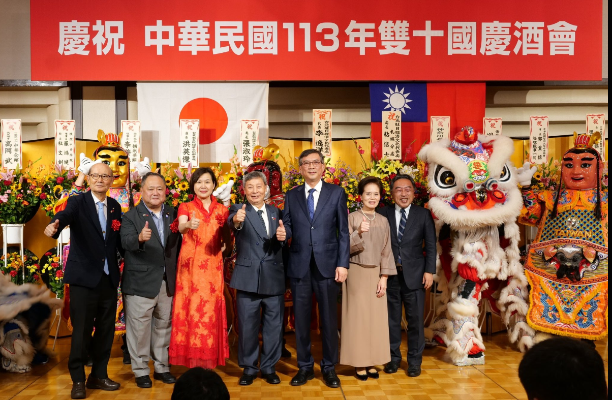 日本橫濱華僑各界7日舉辦慶祝中華民國(台灣)113年國慶酒會，日本橫濱華僑各界7日舉辦慶祝中華民國(台灣)113年國慶酒會，橫濱華僑總會會長許耀庚(右4)、駐日副代表周學佑(右3)、駐橫濱辦事處處長張淑玲(左4)、日華親善橫濱市議會議員聯盟會長橫山正人(左3)等出席。(X平台/@Yokohama7737)