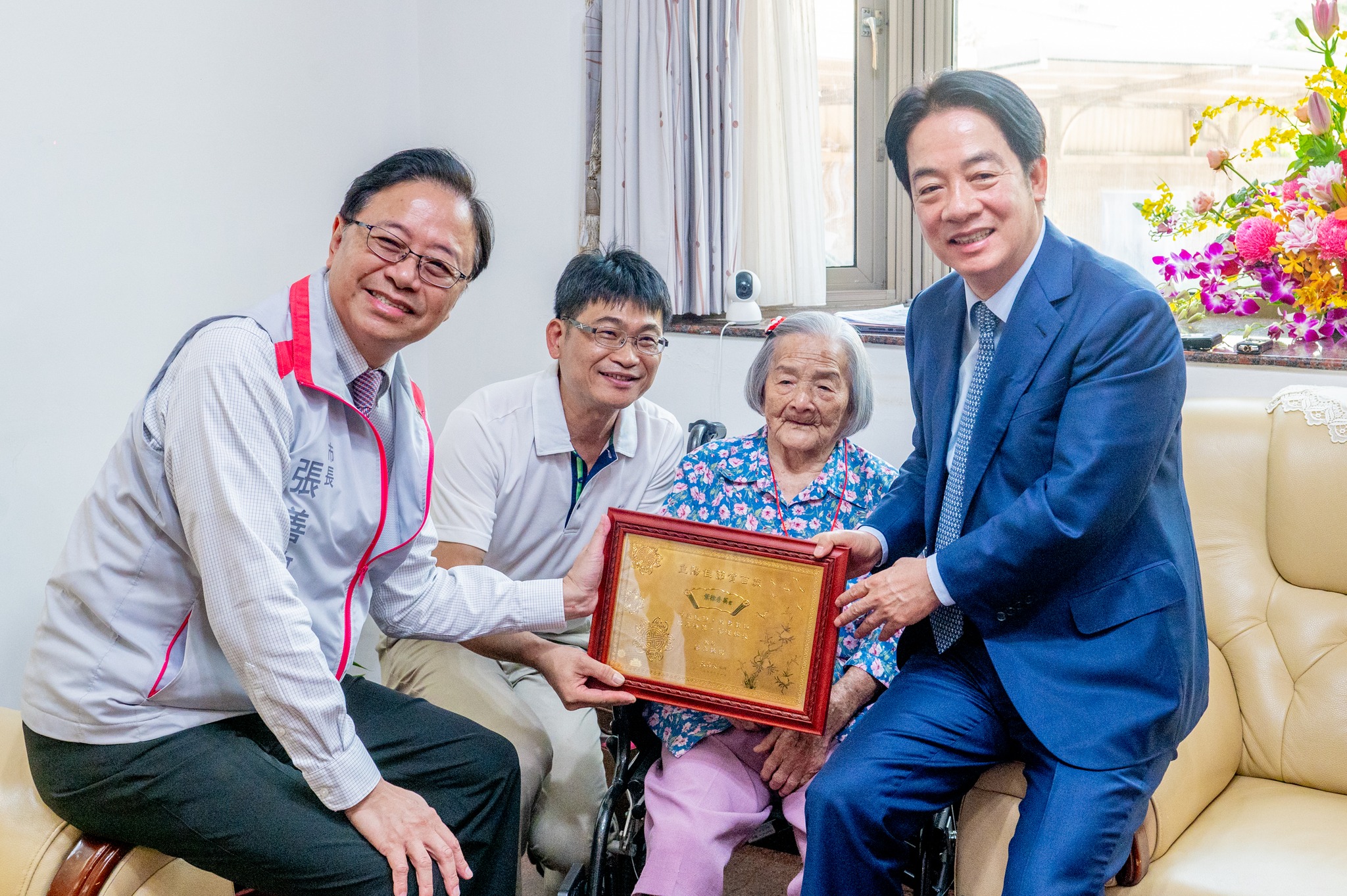 賴清德總統特別在重陽節前夕拜訪桃園市百歲人瑞葉徐秀英女士，並親自致贈金鎖片，祝福阿婆身體健康、福壽延年。(圖:衛生福利部粉專)